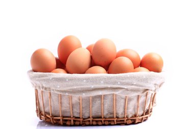 Sepette beyaz zemin üzerine izole tavuk yumurtası