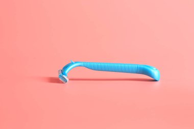 Pembe arka planda yaratıcı minimalist stil ustura