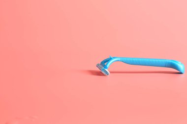 Pembe arka planda yaratıcı minimalist stil ustura