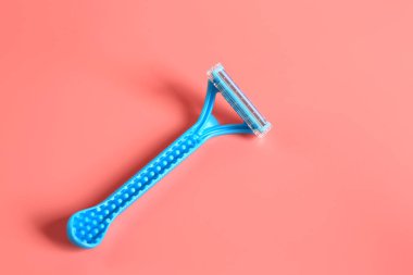 Pembe arka planda yaratıcı minimalist stil ustura