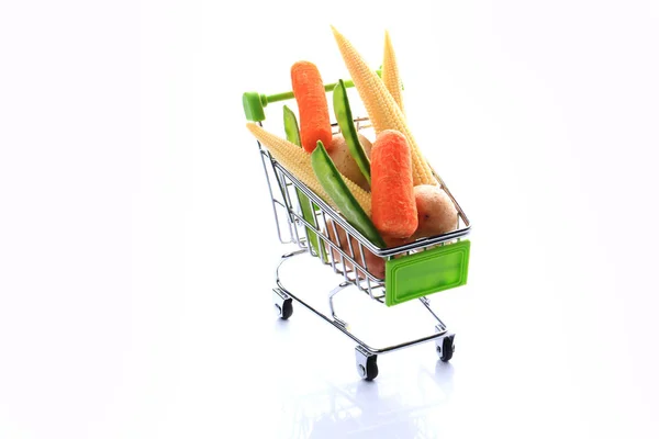 Jogo de verduras em uma cesta de supermercado isolada em fundo branco. Milho, batatas, ervilhas. Alimentos saudáveis — Fotografia de Stock