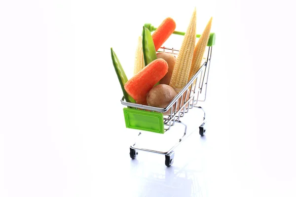 Jogo de verduras em uma cesta de supermercado isolada em fundo branco. Milho, batatas, ervilhas. Alimentos saudáveis — Fotografia de Stock