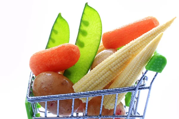 Sada zeleniny v nákupním košíku izolované na bílém pozadí. Kukuřice, brambory, hrášek. Zdravé jídlo — Stock fotografie