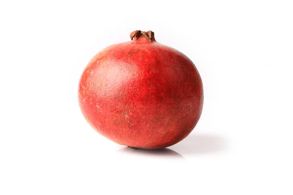 Ganze Granatäpfel isoliert auf weißem Hintergrund — Stockfoto
