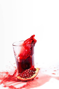 beyaz zemin üzerine nar suyu