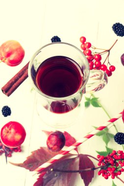 Elma ve tarçınlı sonbahar çayı