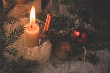 Yeni yıl geçmişi. Karda köknar ağacı yanan Noel mumları
