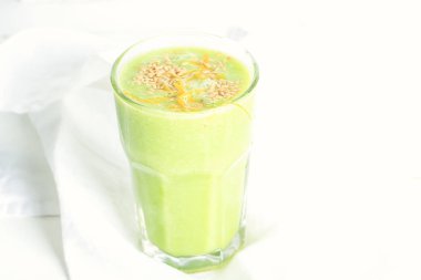 Beyaz arkaplanda yeşil smoothie
