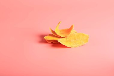 Pembe arka planda kurutulmuş mango.