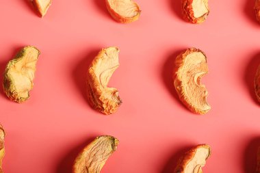 Kurutulmuş elma. sağlıklı yiyecek, kurutulmuş elma cipsi..