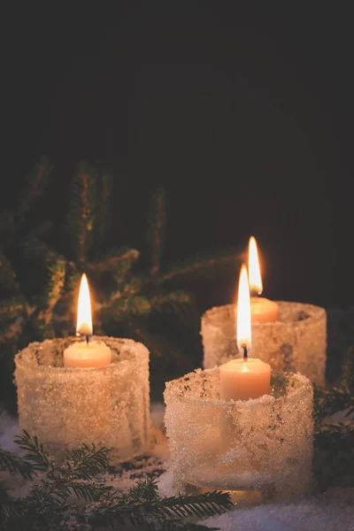 Fondo de Año Nuevo. Velas encendidas de Navidad con abeto en la nieve — Foto de Stock