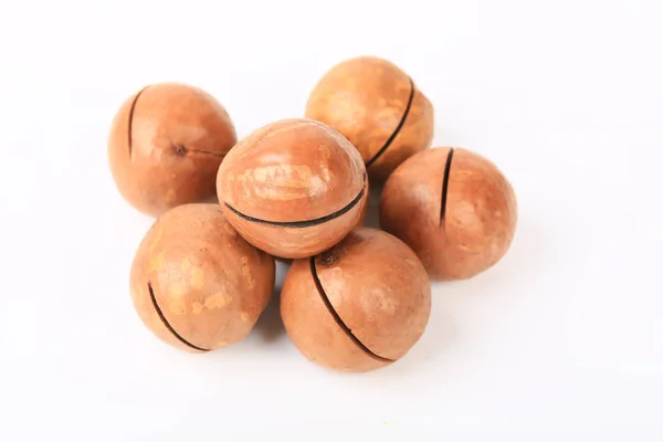 Makadamia ořechy na bílém pozadí — Stock fotografie
