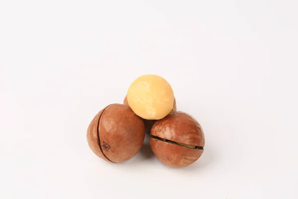 Macadamia noten op een witte achtergrond — Stockfoto