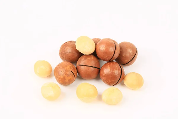Macadamia noten op een witte achtergrond — Stockfoto