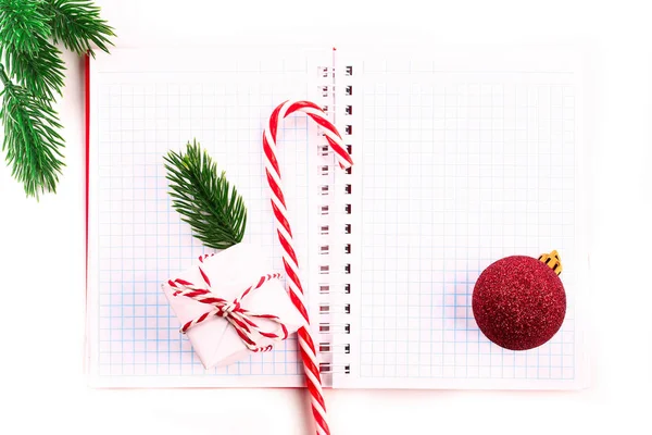Christmas holiday note pad composition with spruce branch, striped candies on a white background. minimalistic holiday concept — Stock Photo, Image