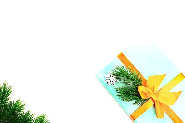 Caixa de presente de composição de férias de Natal com ramo de abeto e cones em um fundo branco. conceito de férias minimalista — Fotografia de Stock