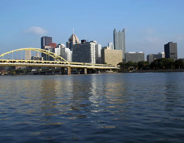 Pittsburgh, PA Skyline en el río Imágenes de stock libres de derechos