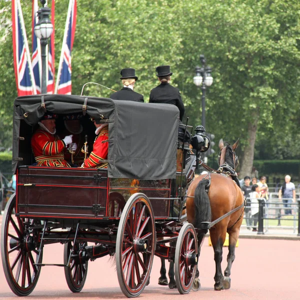 London Jun Häst Och Vagn Utgång Buckingham Palace Med Yeomen Royaltyfria Stockfoton