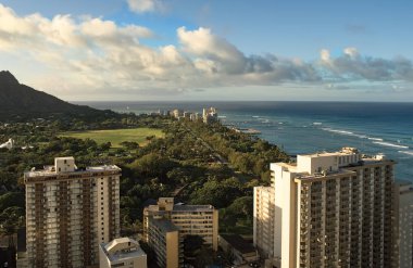 Otel penceresinin Hawaii şehir (Amerika Birleşik Devletleri, Ağustos 2012) üzerine, sokakları, oteller, okyanus dalgaları ve bir arka plan bulutlu gökyüzü üzerinde sörf görünümünden