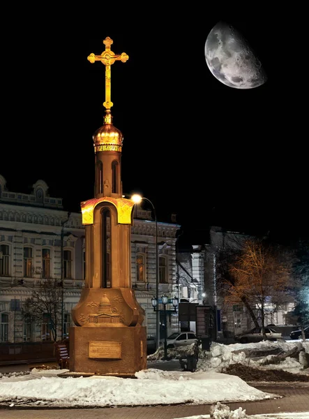 Cruz en la capilla nocturna en una noche de luna en Rusia Ulyanovsk —  Fotos de Stock