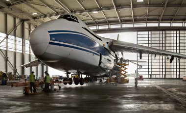 Emekçilerin ve liman-dünyanın en büyük Rus kargo uçağı Ruslan uçak