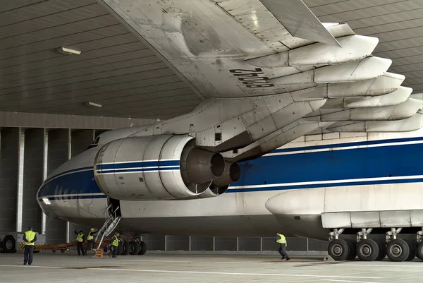 Буксирування літаків в той ангар для випробувальний запуск двигунів-технічного обслуговування літака в аеропорту в Лейпцигу — стокове фото