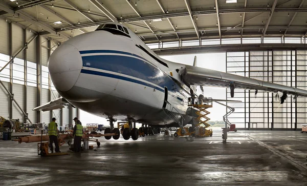 Emekçilerin ve liman-dünyanın en büyük Rus kargo uçağı Ruslan uçak