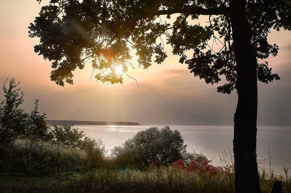 O outono é alegria ou tristeza? Raios do sol poente sobre o rio Volga (Rússia ) — Fotografia de Stock