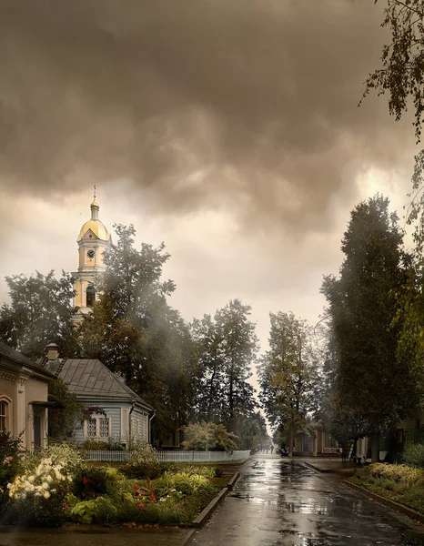 Regen wie Tränen wäscht unsere Sünden weg. der Glockenturm des Klosters (Russland) nach dem Regen — Stockfoto