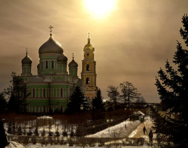 Kuppeln bei Sonnenuntergang. Dreifaltigkeitskathedrale des Klosters der Heiligen Seraphim von Sarow (Russland) in den Strahlen der untergehenden Sonne — Stockfoto