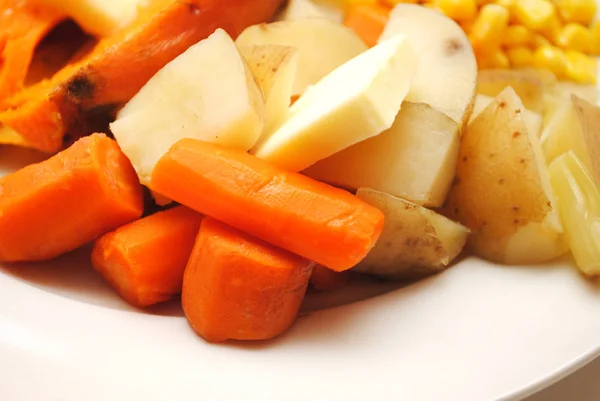 Gekookte wortelen en aardappelen — Stockfoto