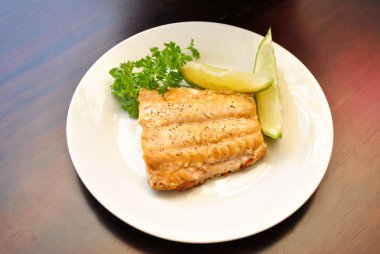 Maydanoz ve limon dilimleri ile broiled Salmon