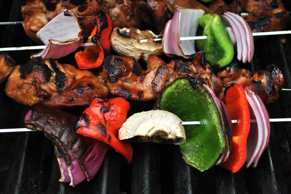 Vegetable and Chicken Kabobs on a Grill — Stock Photo, Image