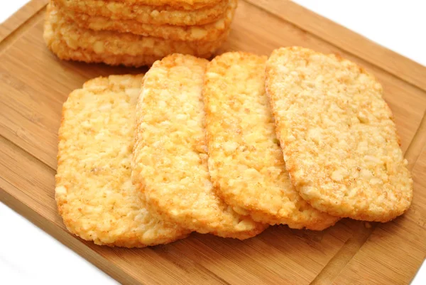 Batata congelada Hash Browns em uma placa de corte de madeira — Fotografia de Stock