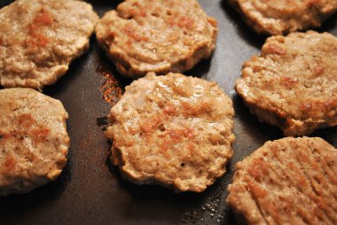 Bir kalbur üzerinde yemek kahvaltı sosis