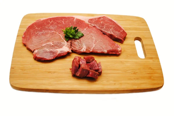 Bistecca cruda su un tagliere di legno — Foto Stock