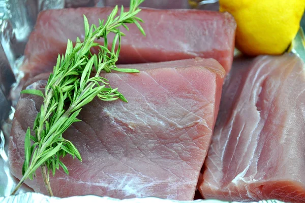 Surowego świeżego tuńczyka gotowe do gotowania — Zdjęcie stockowe