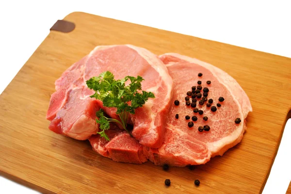 Pork Chops op een snijplank — Stockfoto