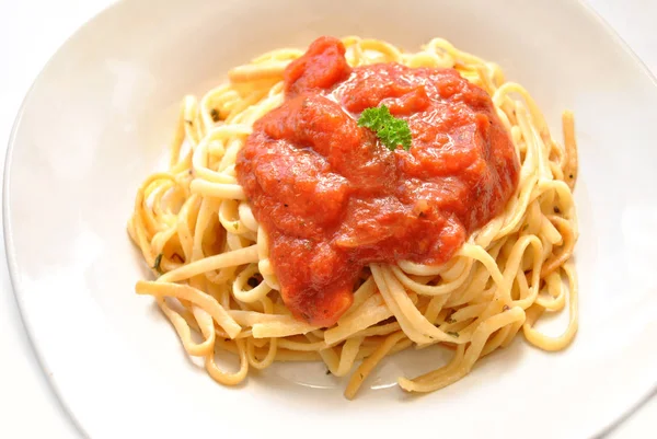 Linguini Pasta geserveerd met tomatensaus — Stockfoto