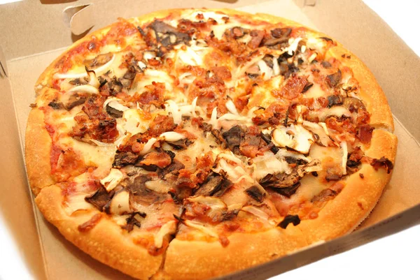 Pizza em uma caixa — Fotografia de Stock