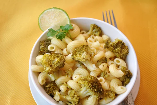 Pasta vegetariana e broccoli — Foto Stock