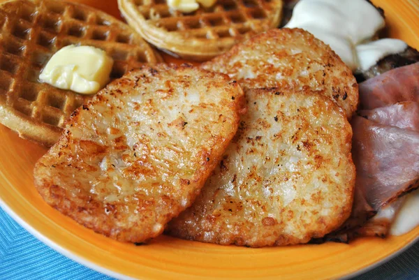 Hash Browns Served with Other Breakfast Foods — Stock Photo, Image