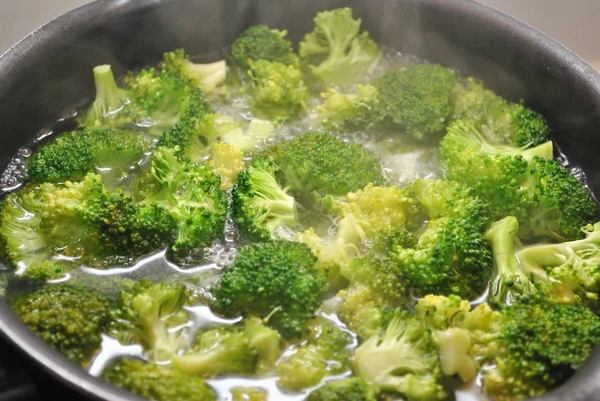 Boiling Broccoli in a Black Pan — Stock Photo, Image