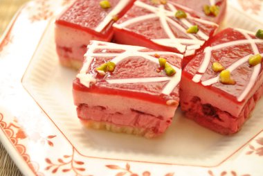 Kırmızı dut Antep fıstığı ile pasta kremi