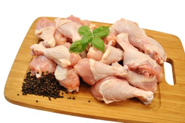 Ahşap kesme tahtası üzerinde ham taze tavuk budu