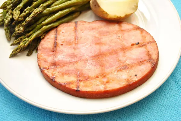 Gegrilde Ham Steak diende als onderdeel van een gezonde maaltijd — Stockfoto
