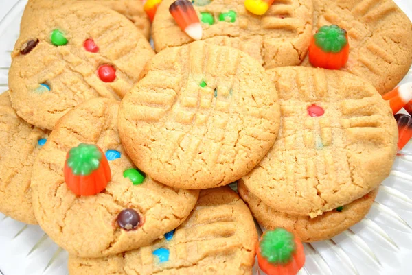 Biscuits au beurre d'arachide avec bonbons d'Halloween — Photo