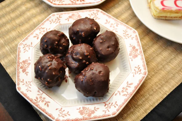 Crema ricoperta di cioccolato Puffs con noci — Foto Stock