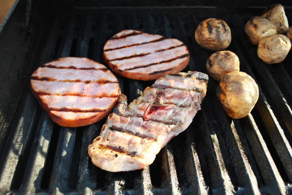 Grillen een Lamb Chop, Ham Steaks en hele aardappelen — Stockfoto