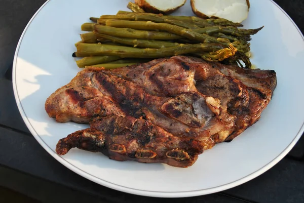 Lamb Chop geserveerd met smakelijke zijden — Stockfoto